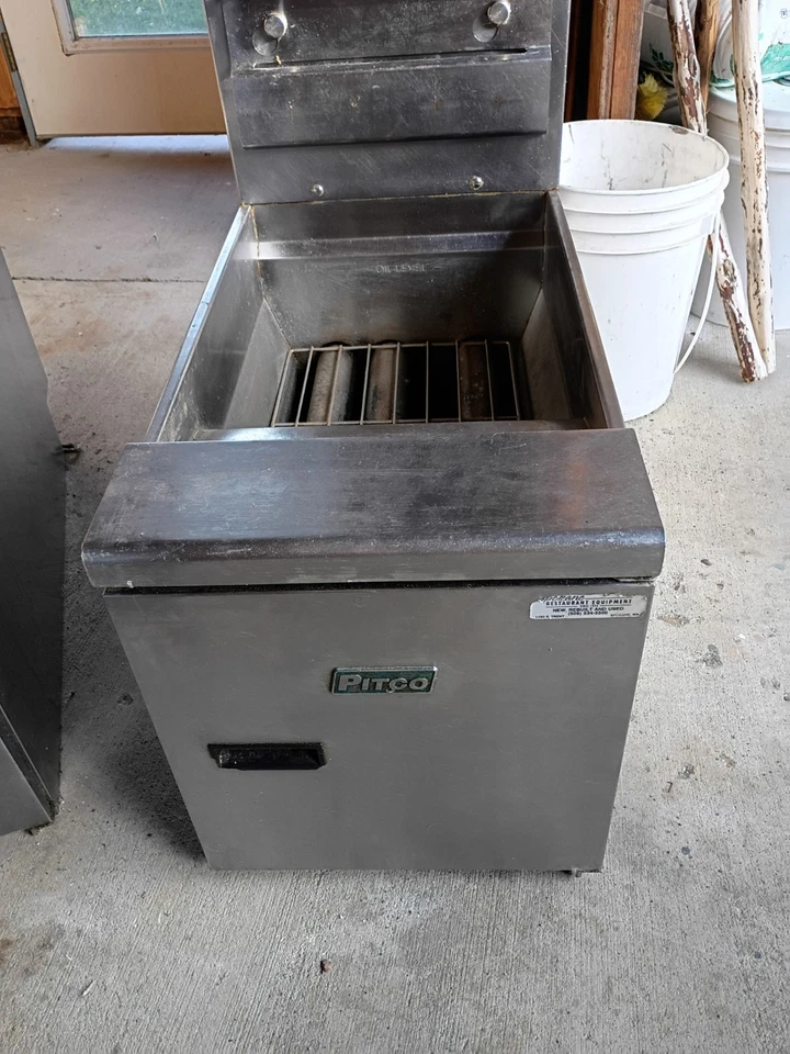 Dos freidoras comerciales Pitco de gas natural Foto 2 de 4