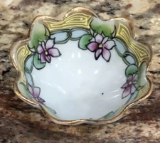 NIPPON JAPAN MORIMURA FOOTED SALT/NUT DISH RUFFLED RIM LILAC FLOWERS 3 1/8”D