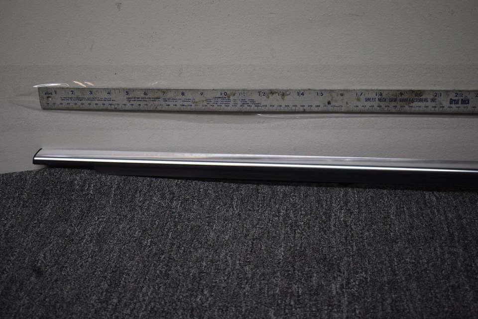 Tira de ventana de puerta delantera izquierda Mercedes Benz C300 W204 2008-2014 OEM de fábrica Foto 2 de 4