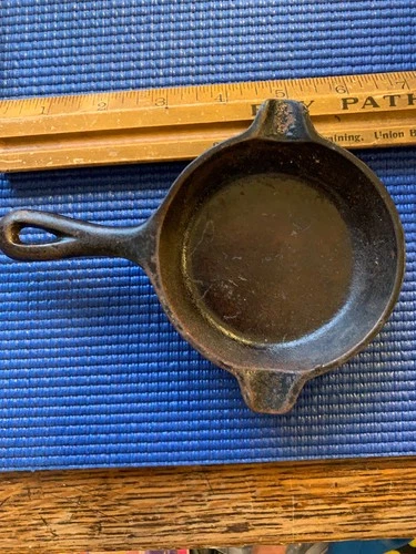 Wagner Ware 1050 A Cast Iron Mini Ashtray Skillet oval logo