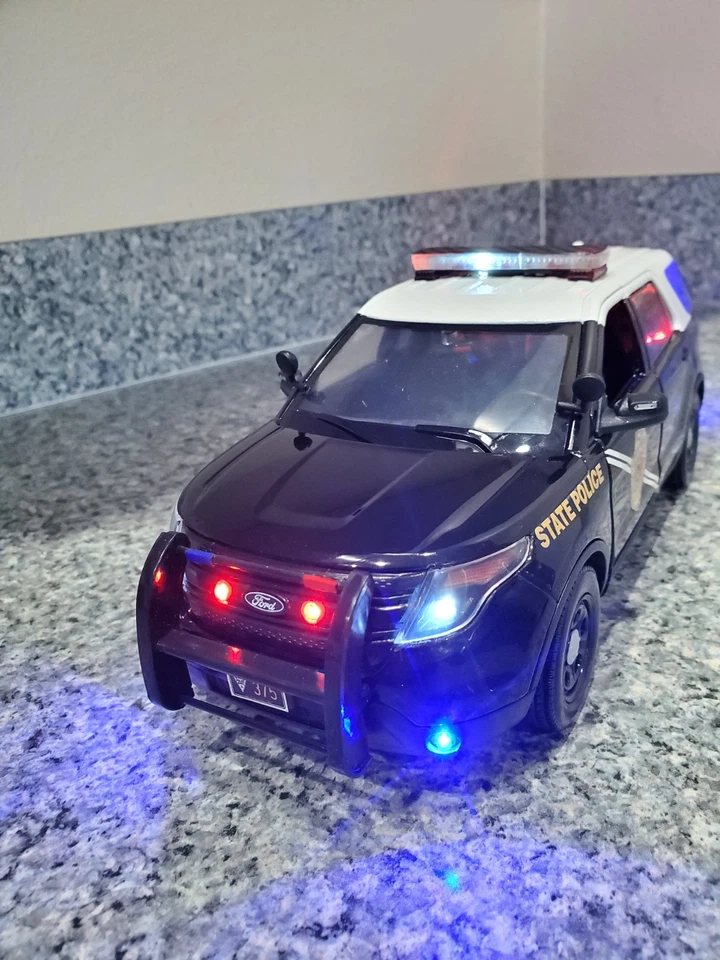 New Mexico State Police   -   Ford Explorer w/ All Flashing Lights - Image 2 of 4