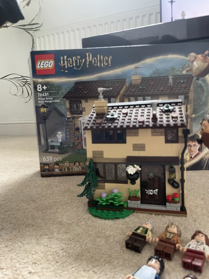 LEGO Harry Potter 76451 Privet Drive: Aunt Marge's Visit, photo 1 of 4