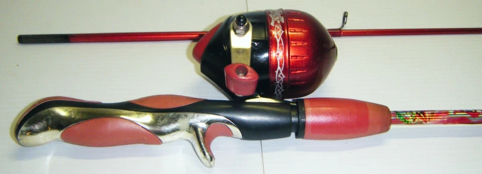 Shakespeare Yu-Gi-OH! de colección Pesca con caña y carrete juvenil de 2 piezas de 5’6”  Foto 2 de 4