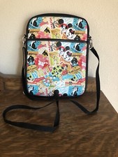 Funda Tablet Parques Disney 10.5" X 8" Retro/Vintage Estilo Collage con Correa para el Hombro