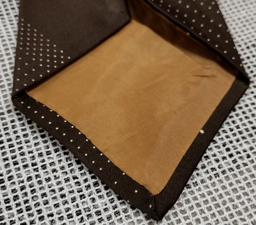 Corbata ancha floral marrón de los años 70 Mr. Blackwell pequeñas margaritas puntos blancos 4 pulgadas de ancho Foto 4 de 4