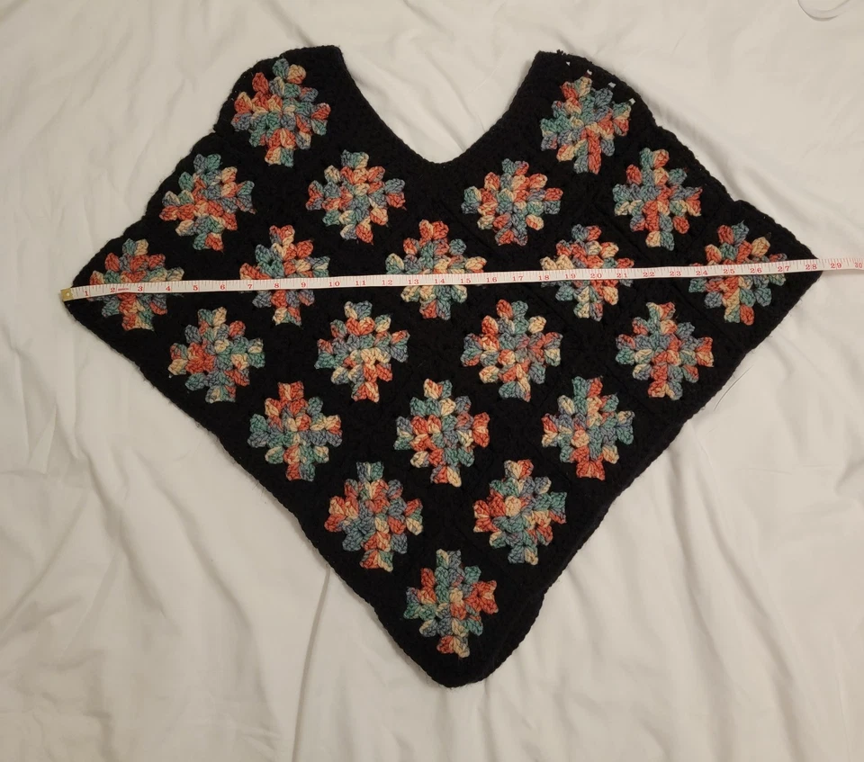 Poncho de ganchillo hecho a mano para mujer estilo único mediano negro y multicolor Foto 2 de 3