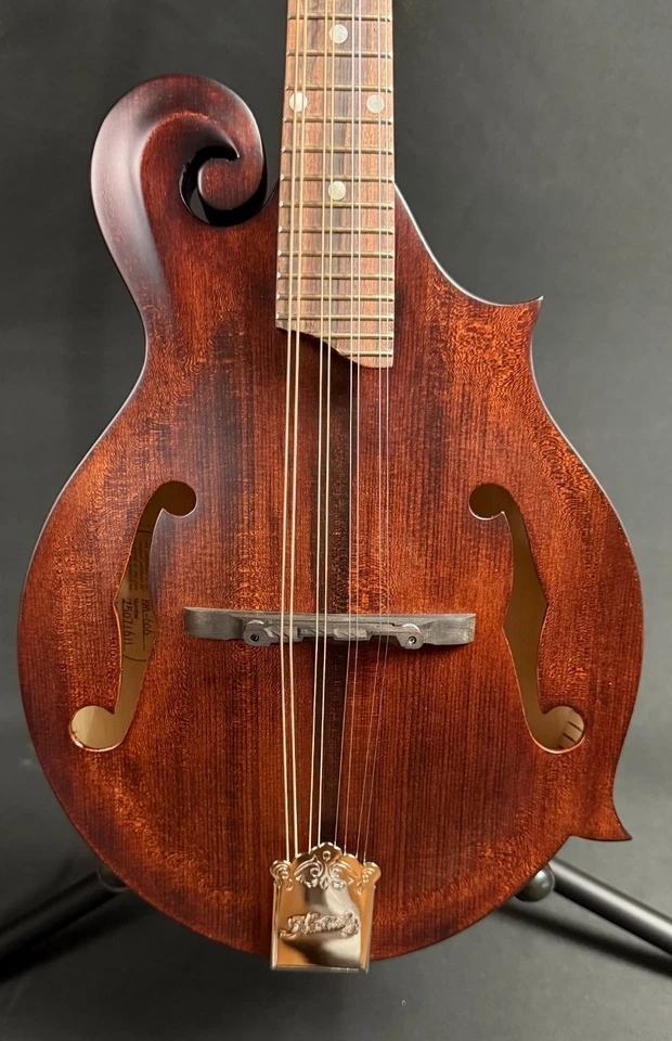 Kentucky KM-606 Стандартная F-Style Мандолина Ореховое Пятно Отделка с Мягким Чехлом - Изображение 2 из 4