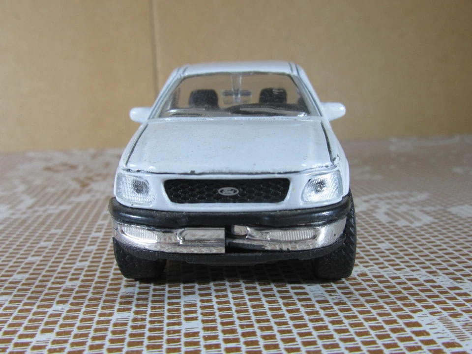 A199 Welly 9737 Ford F-150 Pick-Up Blanco Juguete A Fricción No Funcional 12 cm - Imagen 2 de 4