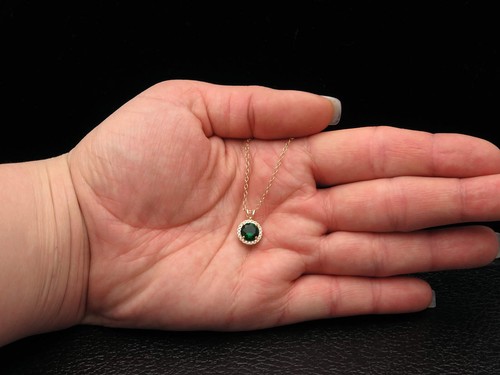 Colgante de oro amarillo sólido de 14 k con halo verde esmeralda y diamantes simulados de 1,5 quilates - Imagen 2 de 4