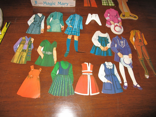 Vintage Magic Mary Magnet Paper Doll & Accessories - Picture 4 of 5