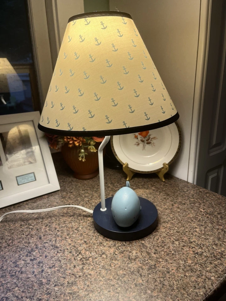 Lámpara de ballena Nautica para habitación de bebés. 18 pulgadas de alto. Foto 2 de 2