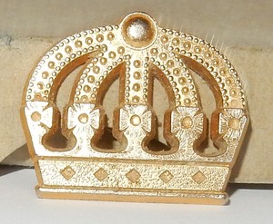 G COURONNE ROYALE FEVE METAL DORE 2D