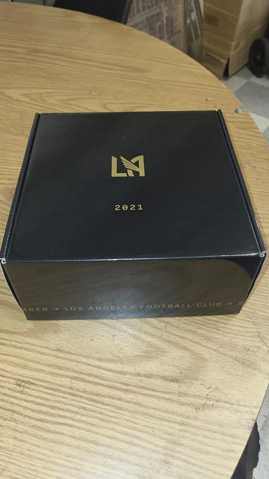 Juego de bufanda y prendedores oficiales para miembros de LAFC (Los Angeles Football Club). Foto 4 de 4