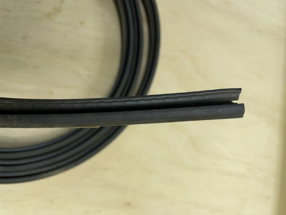 通用原始设备制造商 End Lift Gate Weatherstrip 95-05 Blazer Jimmy Bravada 4.3L 15735058 NOS — 第 3/4 张图片