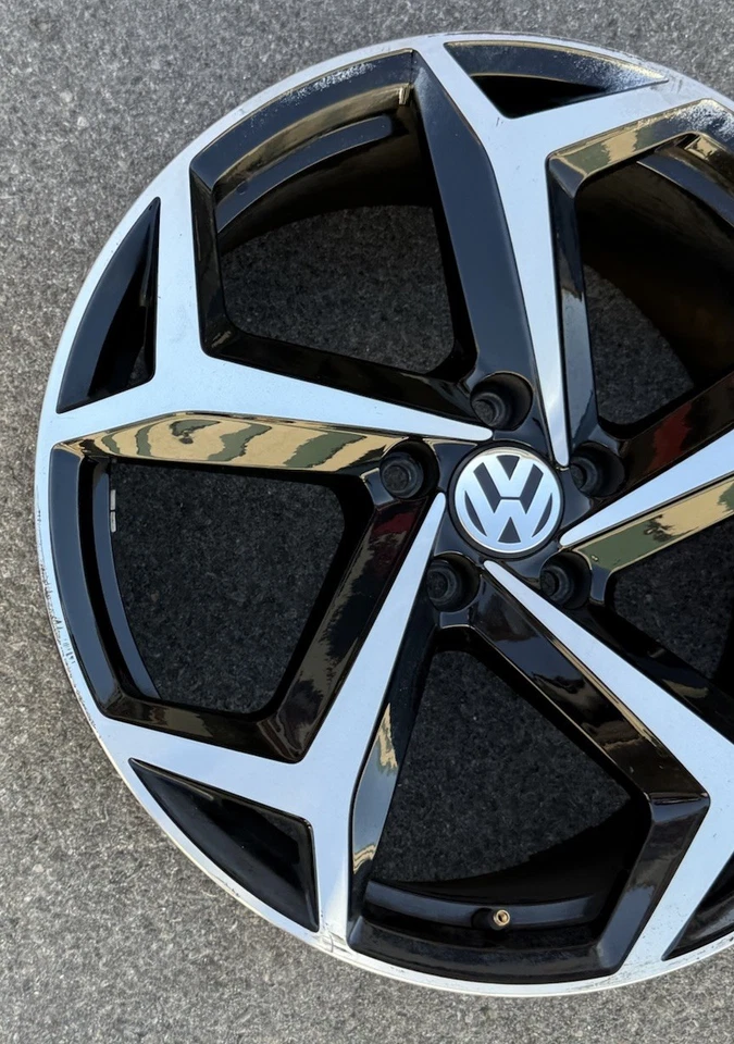 Volkswagen Passat 2020 2021 2022 OEM 19" Wheel 70070 96522 561601025ABFZZ (FLAWS - Image 4 of 4