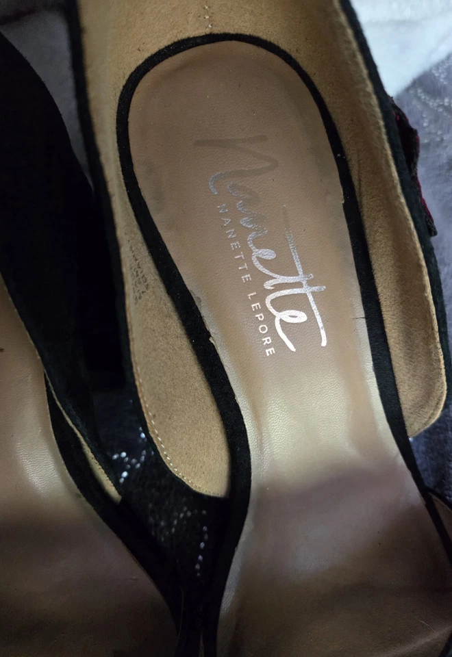 Tacones Nanette Lepore para mujer 7,5 Martina gamuza negra con flores bordadas Foto 4 de 4