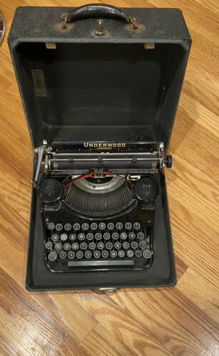 VINTAGE UNDERWOOD UNIVERSAL TYPEWRITER with CASE - WORKS WELL - Picture 1 of 10