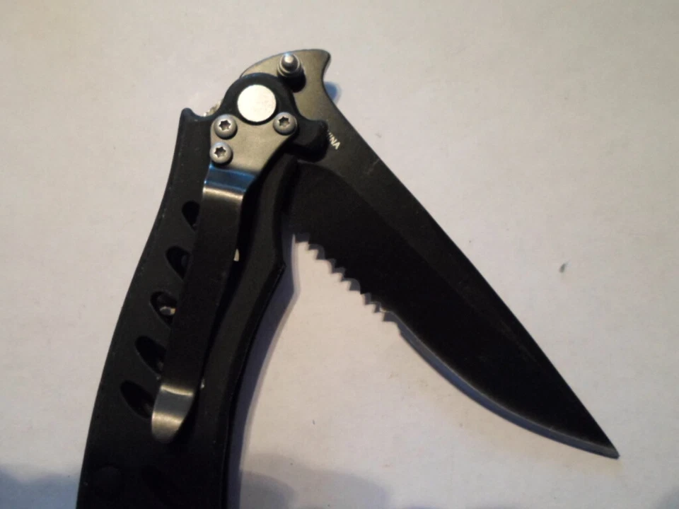 Cuchillo Plegable Remington Sportsman Series Negro Medio Dentado, Hoja de 3"" Foto 3 de 3