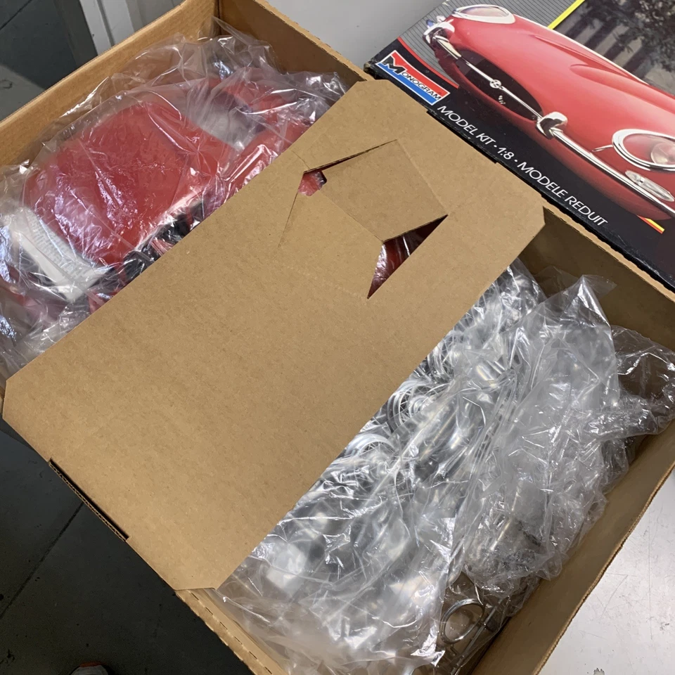 JAGUAR XK-E Coupè - MONOGRAM Scala 1/8 Art.2612 - NUOVO - Kit Da Montare Rosso - Immagine 2 di 4