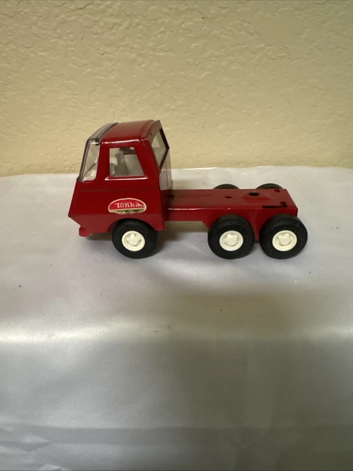 De colección - Tonka - Rojo Semi - Cabina de camión - Juguete de hojalata - 6 ruedas - 4 1/2" Foto 3 de 4