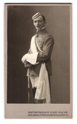 Fotografie Hahn Nachf., Dresden, Student Kurt Adler als Chorstudent im vollen W 