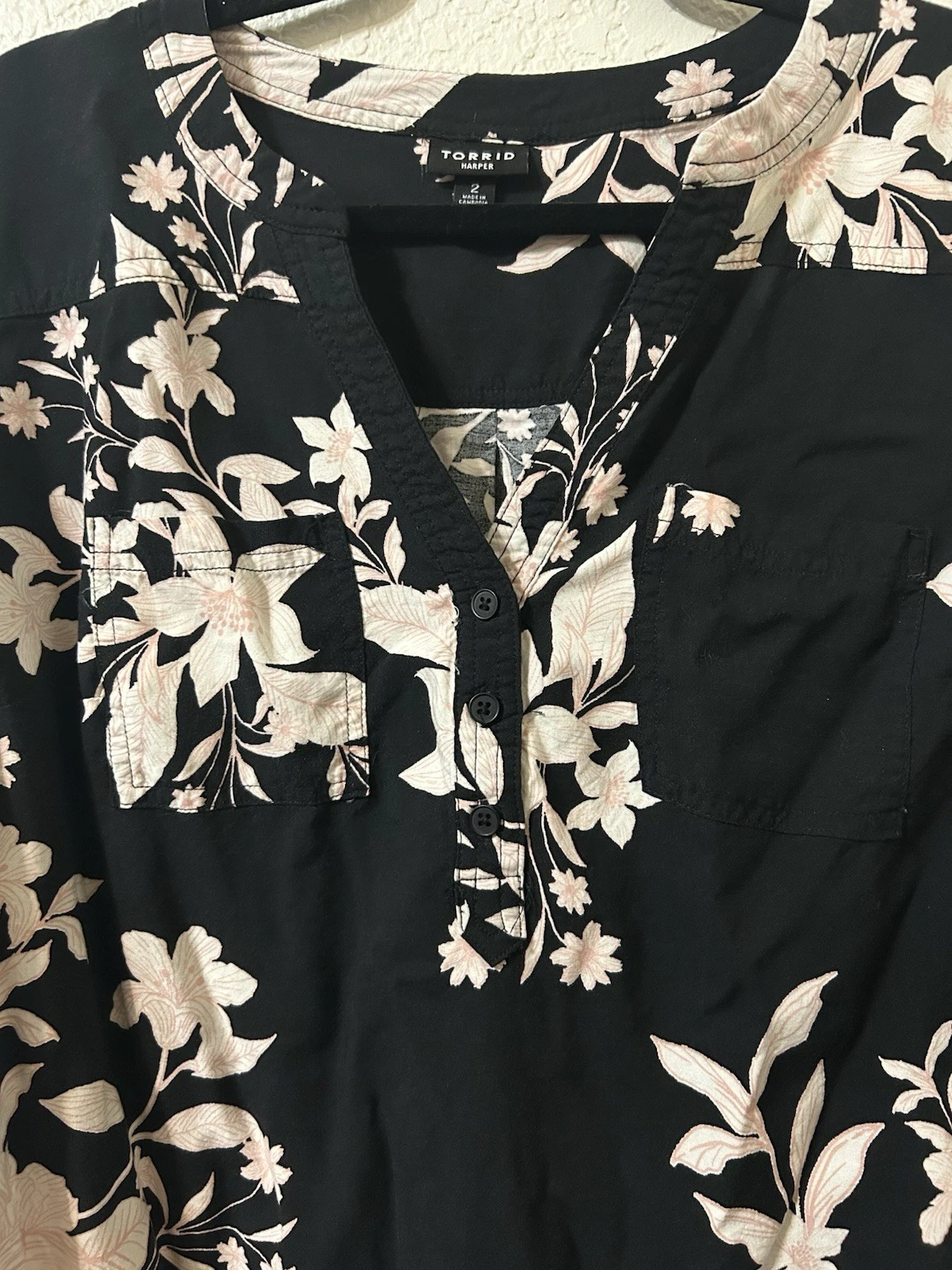 Torrid Harper Plus Size 2 Black Pink Floral V-Neck 3/4 Sleeve Button Blouse - product detail image 2