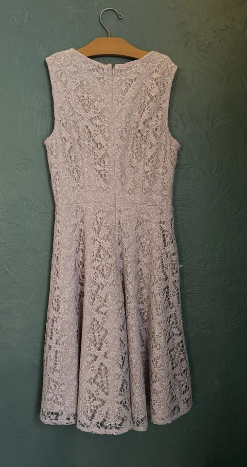 Vestido London Times Talla 4 Beige Crochet Encaje Superpuesto Sin Mangas Ajuste y Acampanado Tostado Foto 3 de 4