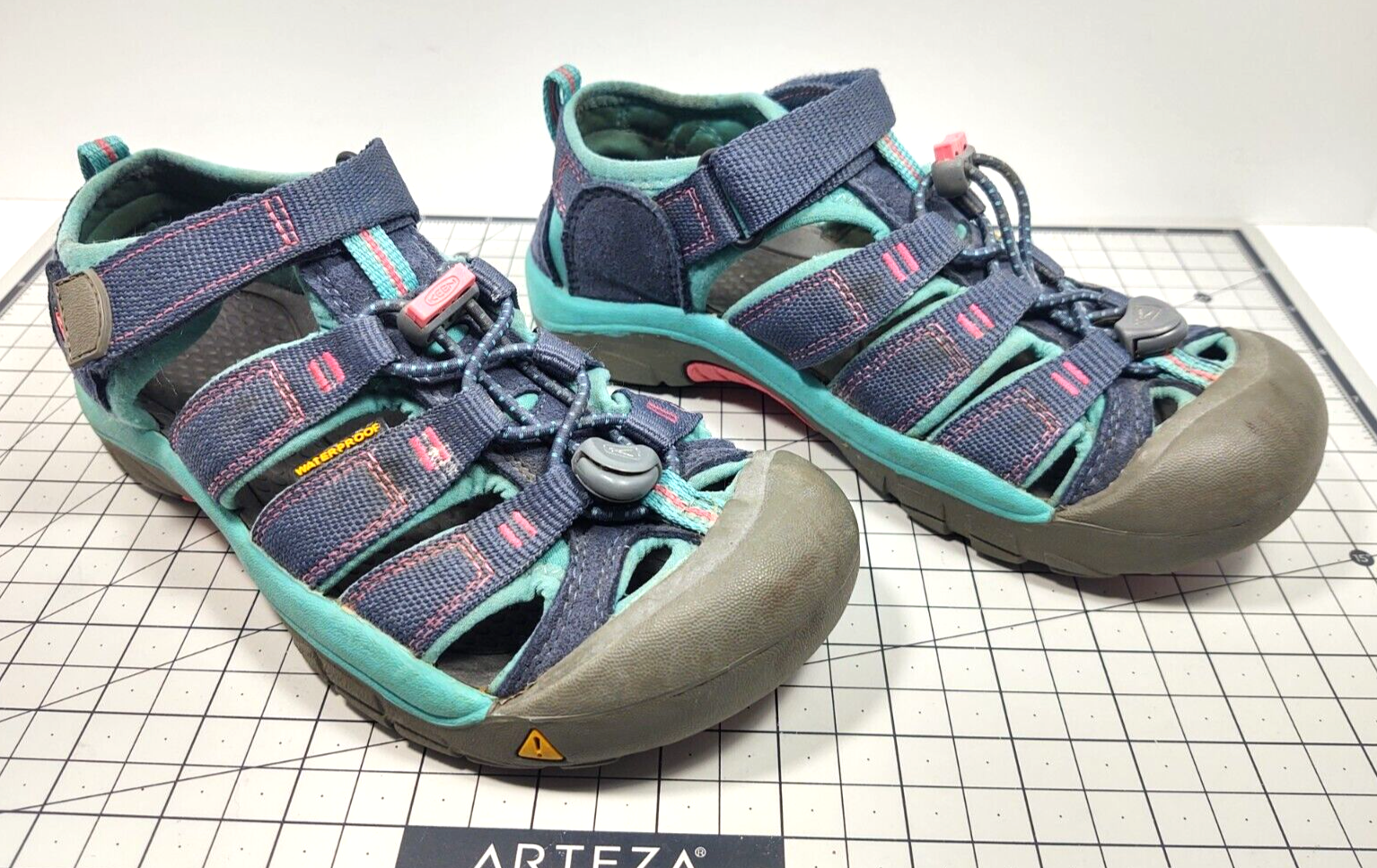 Sandali impermeabili Keen Newport H2 giovanili blu navy cinturino verde acqua taglia 3 US