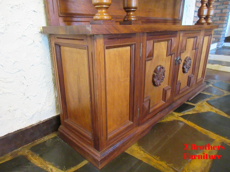 Aparador de comedor vintage de estilo morisco español Foto 4 de 4