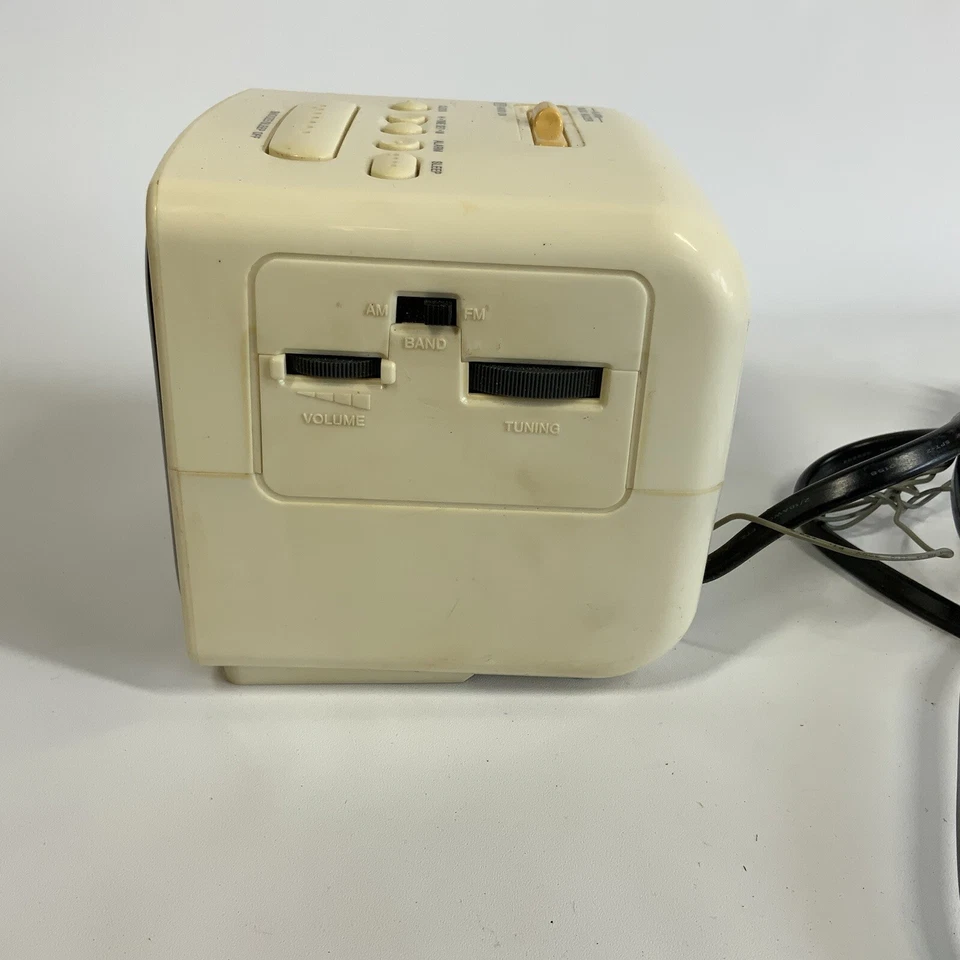 VINTAGE-Sony Dream Machine White Cube AM/FM Alarm Clock Radio ICF-C121 - Image 4 of 4