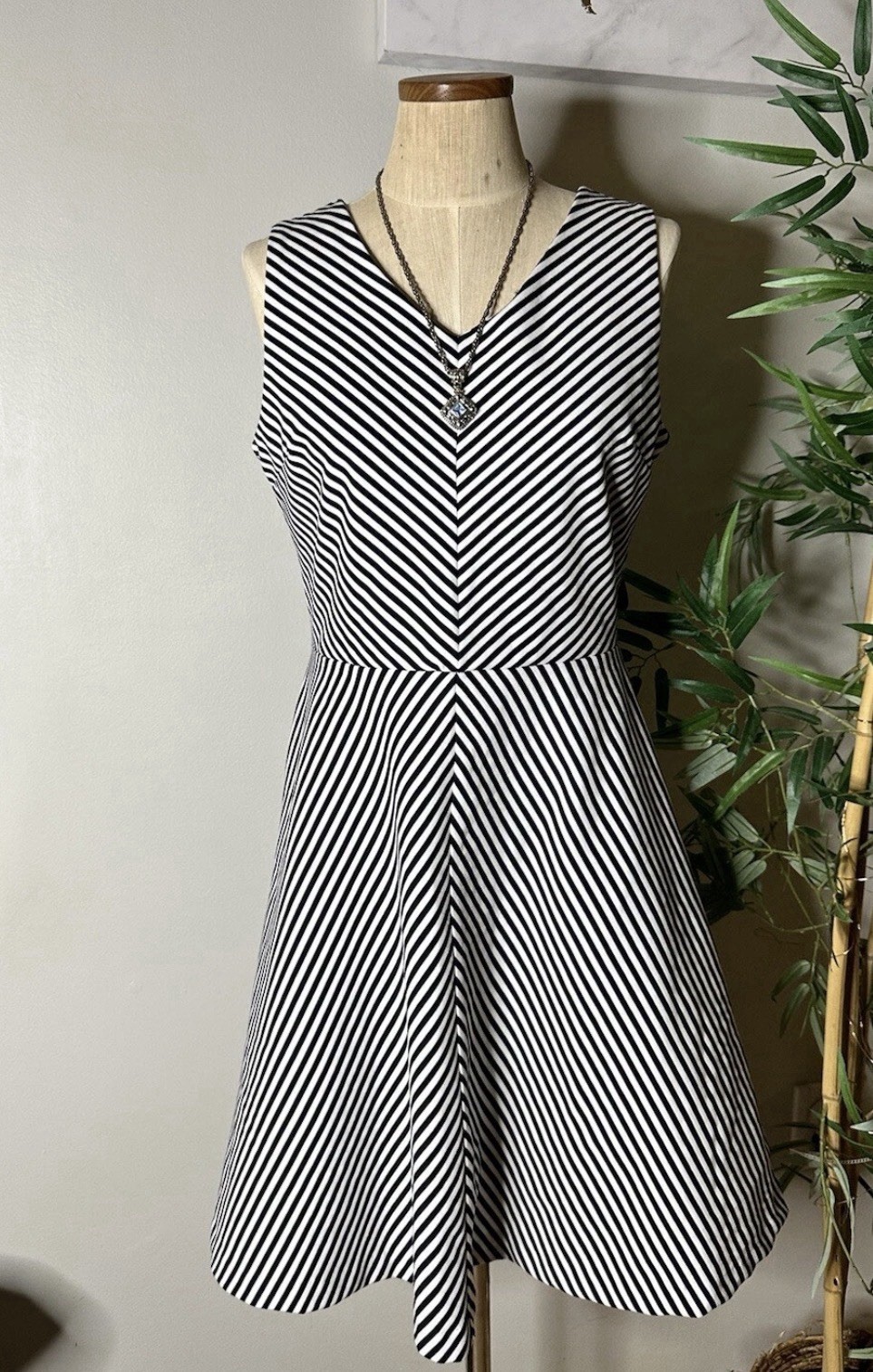 Talbots L Dress Black White Striped Sleeveless V Neck Stretch French Girl