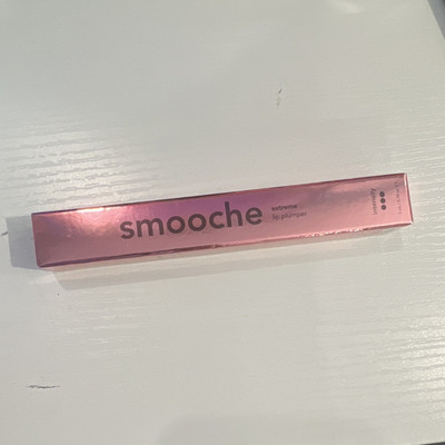 Smooche Extreme Lip Plumper Gloss Effect, Clear Shade - Smooche Extreme Model