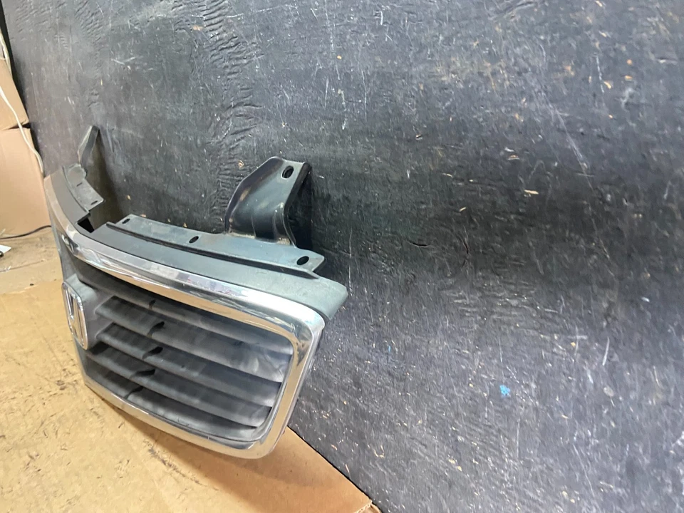 2002 to 2004 Honda Odyssey  Front Upper Chrome Grille Grill Q9942 DG - Image 2 of 4