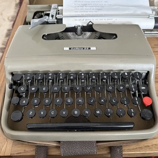 Olivetti Lettera 22 Vintage Biege Typewriter with Carry Case 1950s