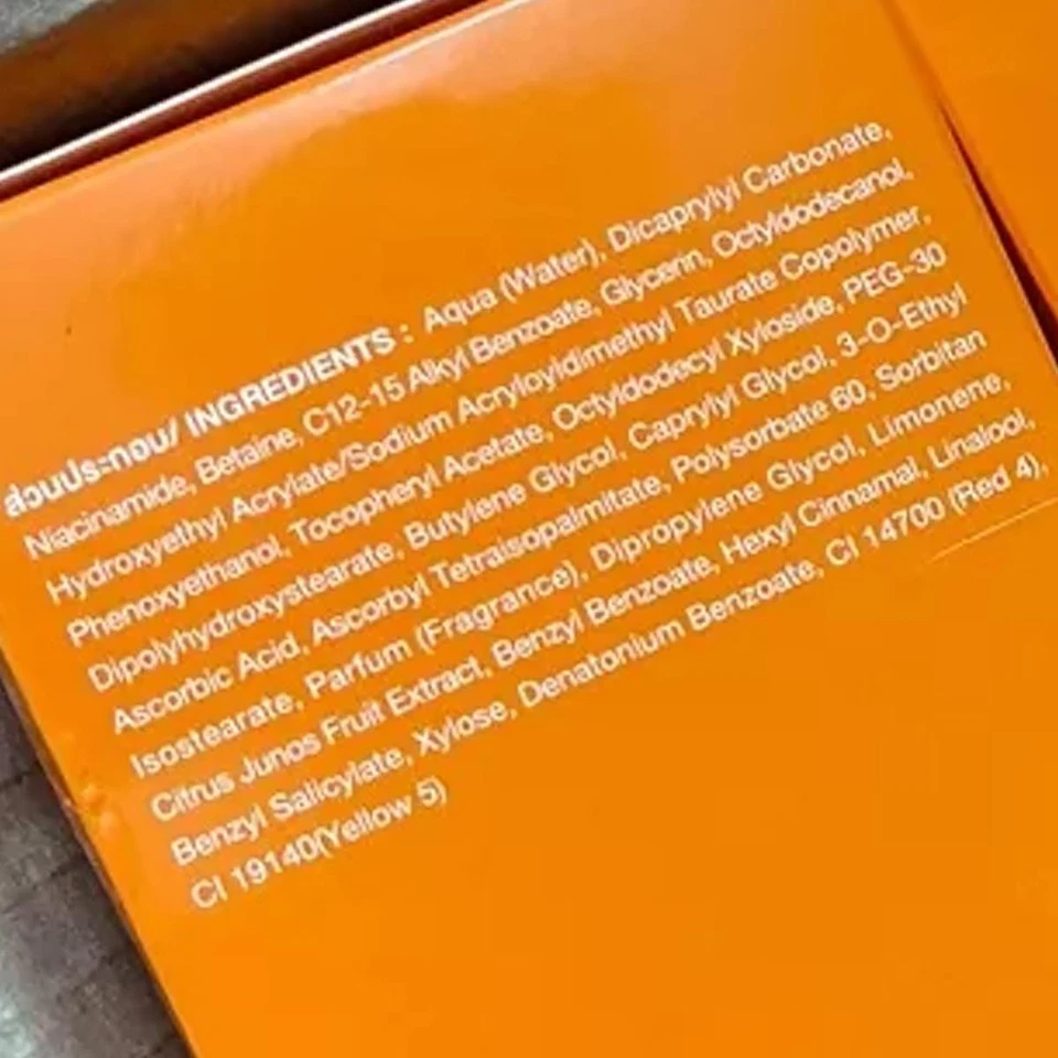 Crema hidratante iluminadora Boots Vitamina C de 50 ml para piel radiante Foto 2 de 4