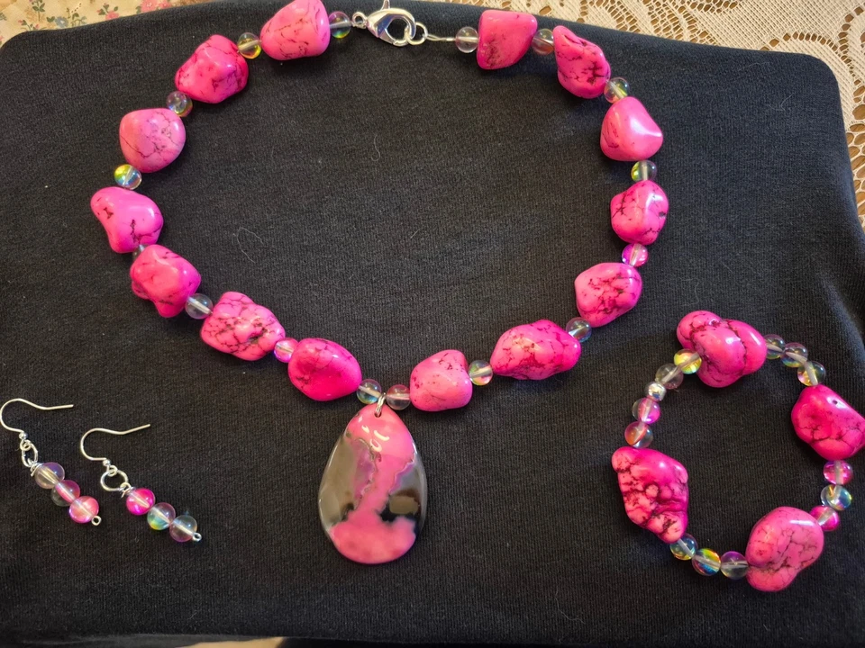 Conjunto de collar y pulsera artesanal de declaración de howlita rosa con pendientes a juego Foto 3 de 4