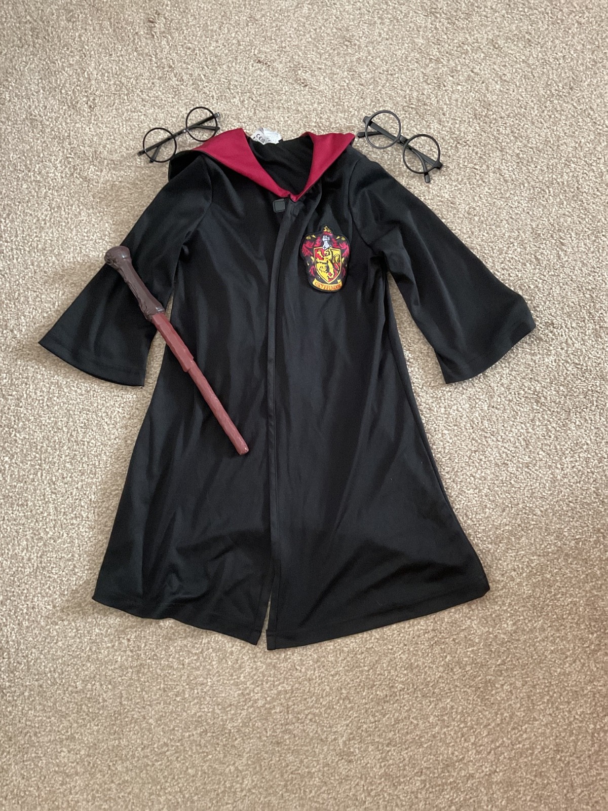 HARRY POTTER GRYFFINDOR NIÑOS DISFRAZ BATA, VARITA Y GAFAS EDADES 5-6