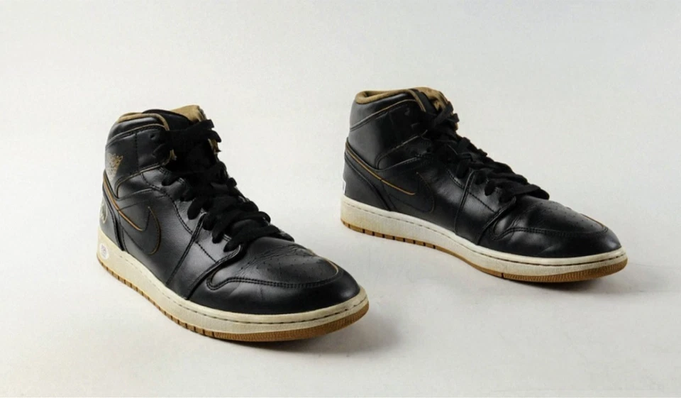 Larry Bird (PSA)/Magic Johnson (Beckett) Witnessed Hand-Signed Black Air Jordans - Image 4 of 4