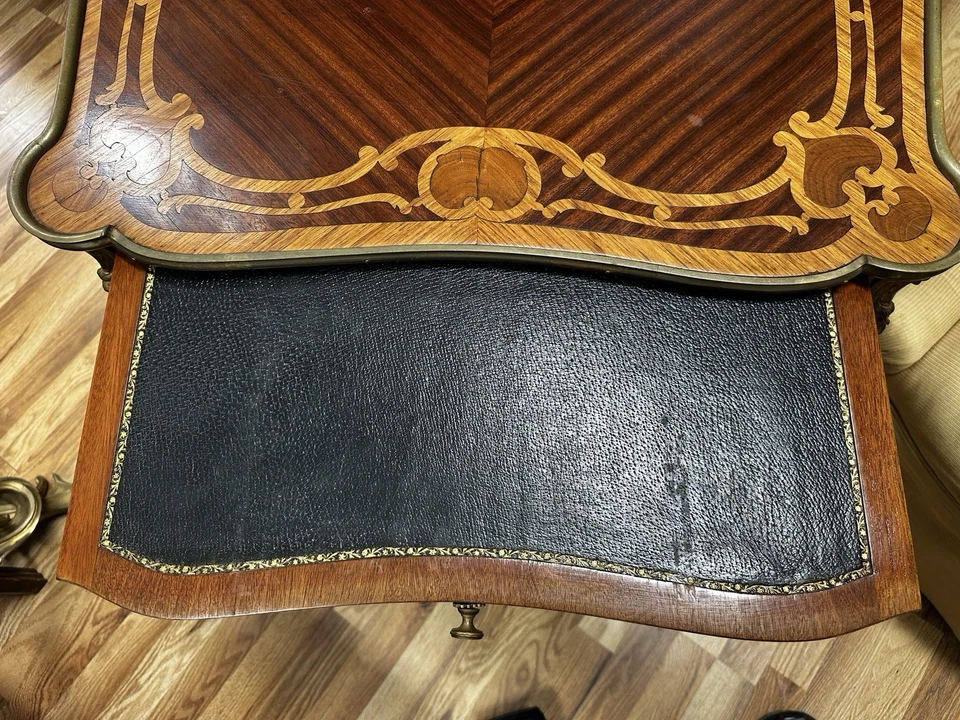 Escritorio antiguo francés Luis XV con incrustaciones diminuto bronce Mtd cuero deslizable Foto 4 de 4