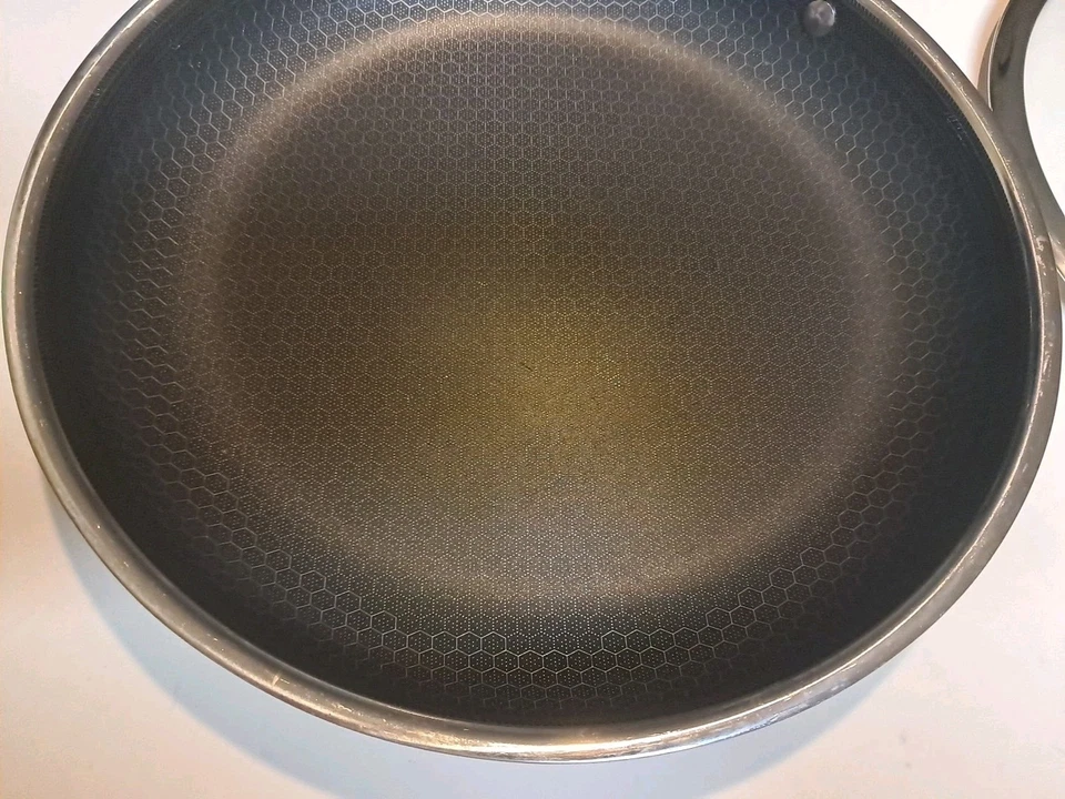 HexClad Hybrid Nonstick 12-Inch Fry Pan with Tempered Glass Lid Stay-Cool Handle - Image 2 of 4