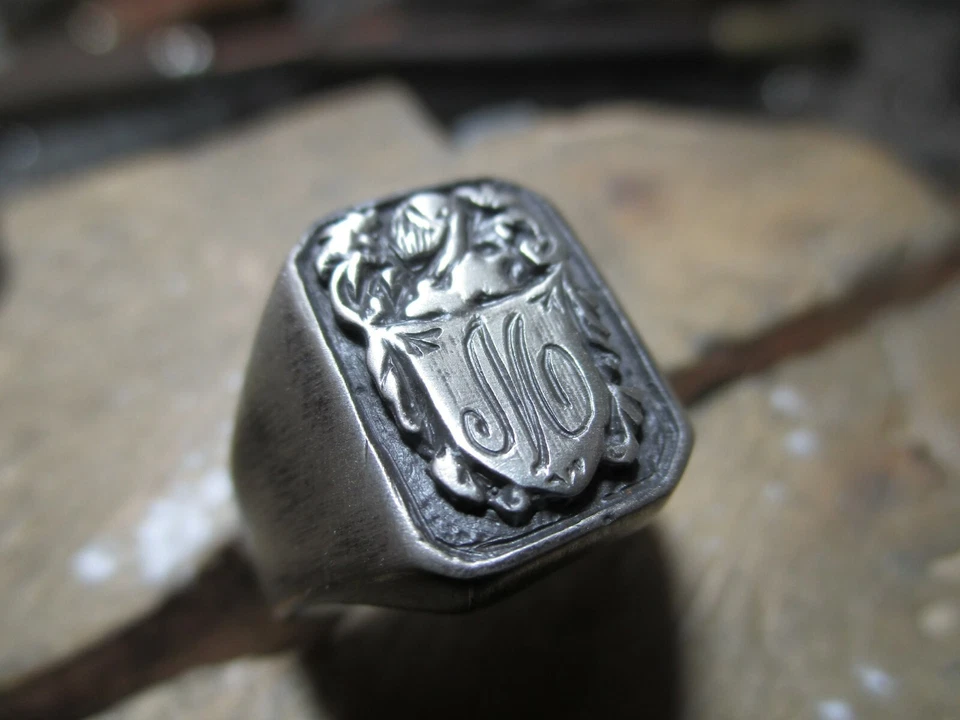 ANELLO UOMO SCUDO con  INCISIONE a mano del INIZIALE in ARGENTO 925/1000 - Immagine 2 di 4