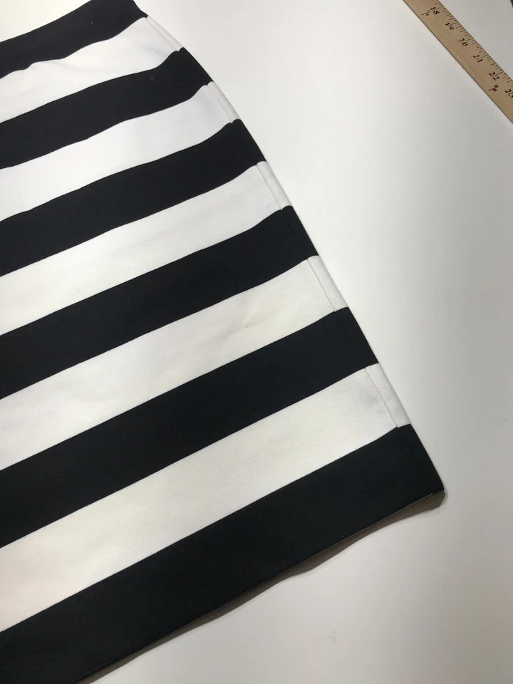 Saia Karen Kane Feminina Pequena Listra Preta Branca Puxar Reta Elástica Escritório - Imagem 4 de 4