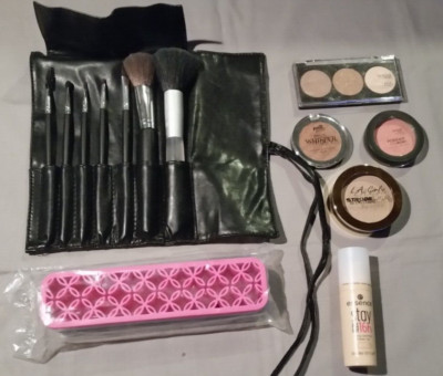 4 Face Contouring powder, Pinselset im K-Le, Pinselhalter & essence stay make up