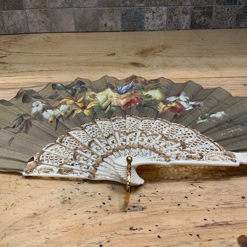 Ventaglio pieghevole vintage Spagna seta tenuto a mano dipinto a mano firmato decorazione celluloide con copertina - Foto 11 di 24