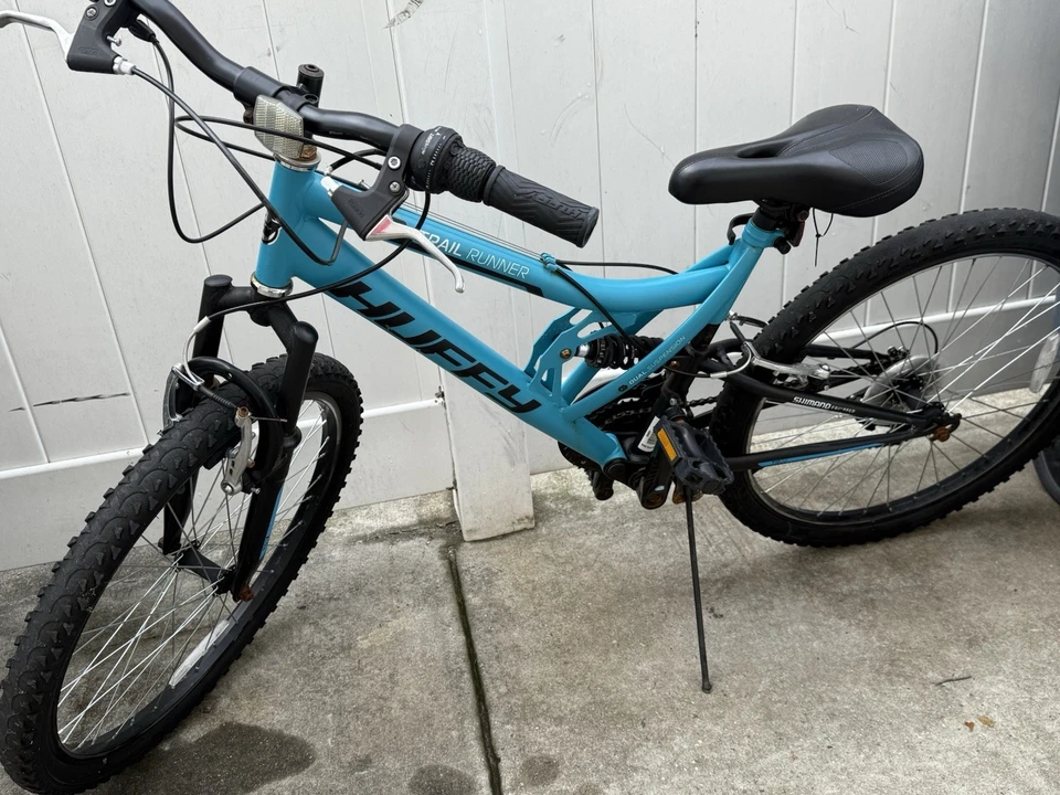 Bicicleta de montaña Huffy 24" Trail Runner, se adapta a ciclistas de 4'8" - 5'8", verde azulado. Foto 3 de 3