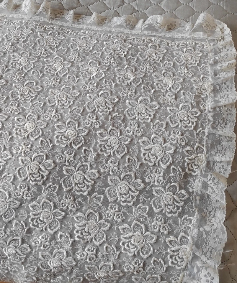 Plauener Spitzendecke aus Omas Wäschetruhe, weiß, 94 x 102 cm mit Falbel - Bild 3 von 4