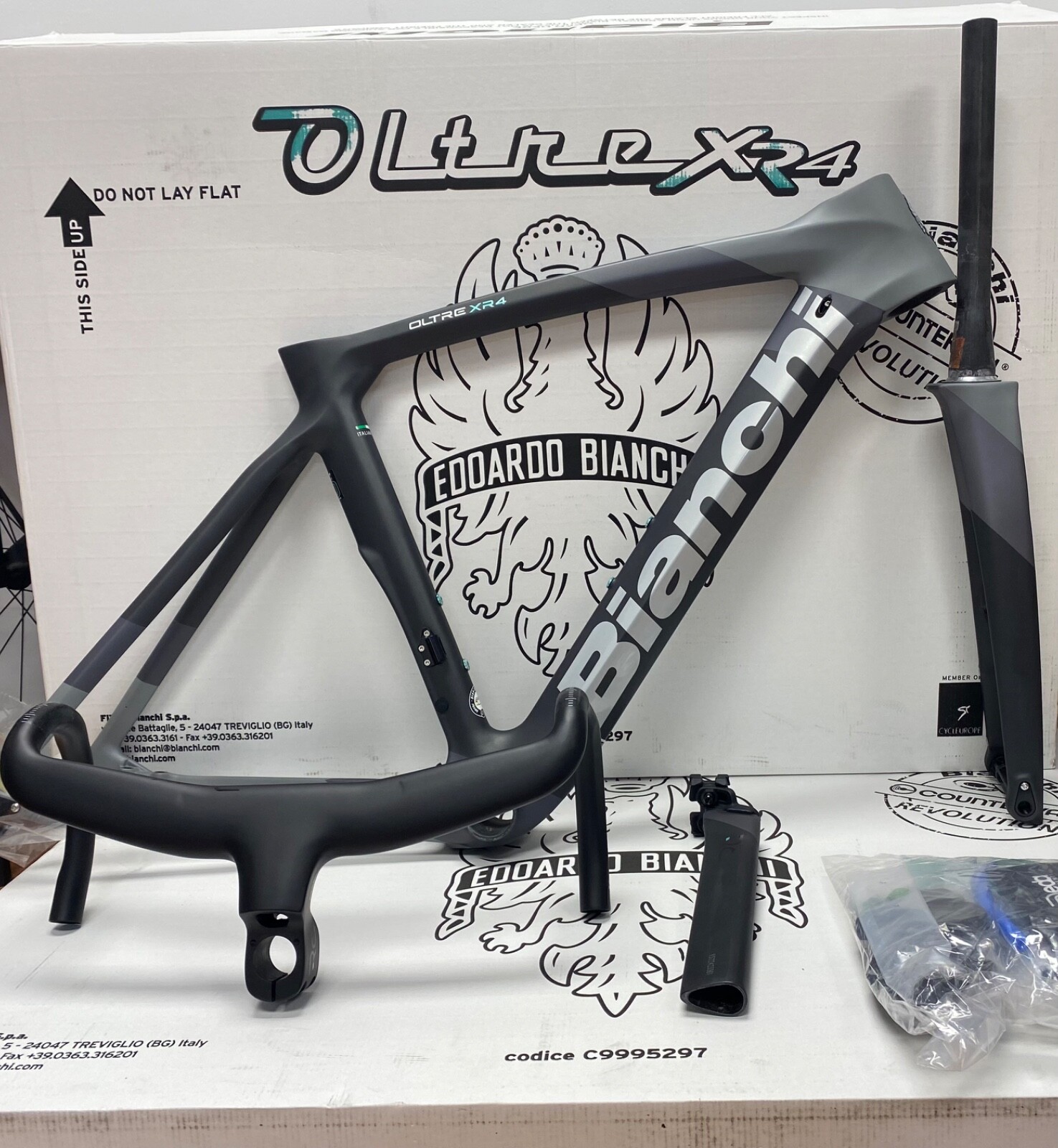 2023 Bianchi Oltre XR4 Carbon Road Bike Disc frameset graphite race 50cm