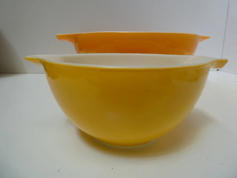 SET OF 4 PYREX VINTAGE YELLOW DAISY SUNFLOWER CINDERELLA GLASS MIXING BOWL SET - Image 2 of 4