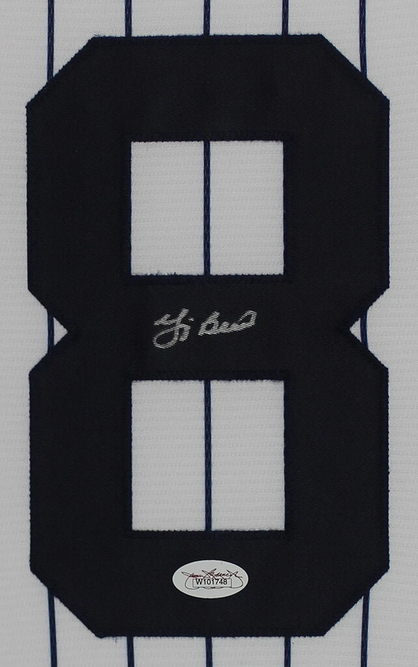 Jersey de Nueva York autografiado y enmarcado a rayas de Yogi Berra certificado de autenticidad JSA Foto 2 de 4