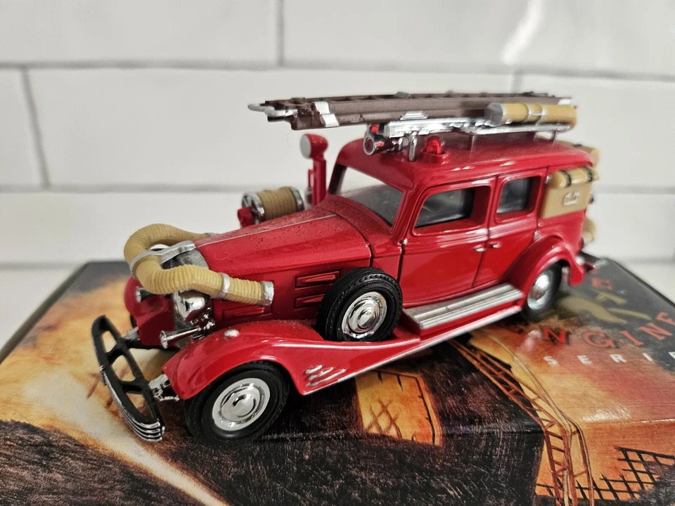 Matchbox Models of Yesteryear YFE-03 1933 Cadillac V-16 Fire Engine Wagon 1:43 - Image 2 of 4